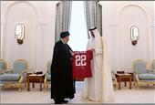 اهدای پیراهن تیم ملی قطر به رئیس‌جمهور ایران (عکس)