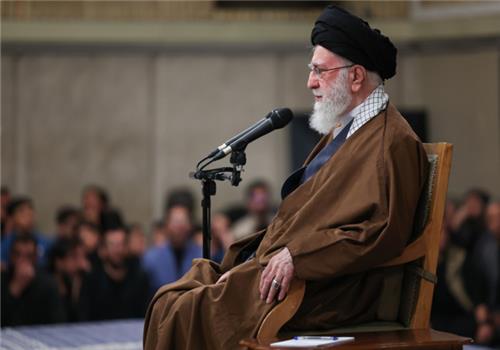 رهبر انقلاب: 13 آبان باید در تاریخ و حافظه ملی بماند/ اختلاف ایران و آمریکا ذاتی است
