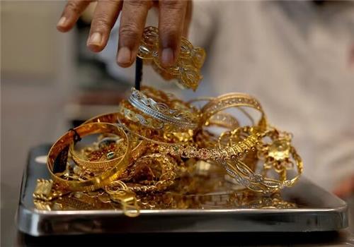 سقوط قیمت طلا در بازار جهانی / دلار ترمز صعود فلز زرد را کشید