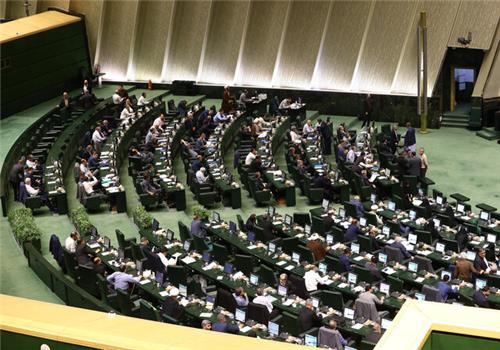 تذکر کتبی تعدادی از نمایندگان به وزیر اقتصاد؛ لزوم تسریع در تثبیت نرخ ارز