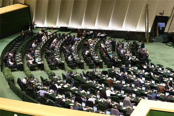 تذکر کتبی تعدادی از نمایندگان به وزیر اقتصاد؛ لزوم تسریع در تثبیت نرخ ارز