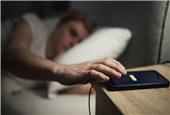 هنگام خواب، تلفن هوشمند در چه فاصله‌ای از ما باید قرار داشته باشد؟