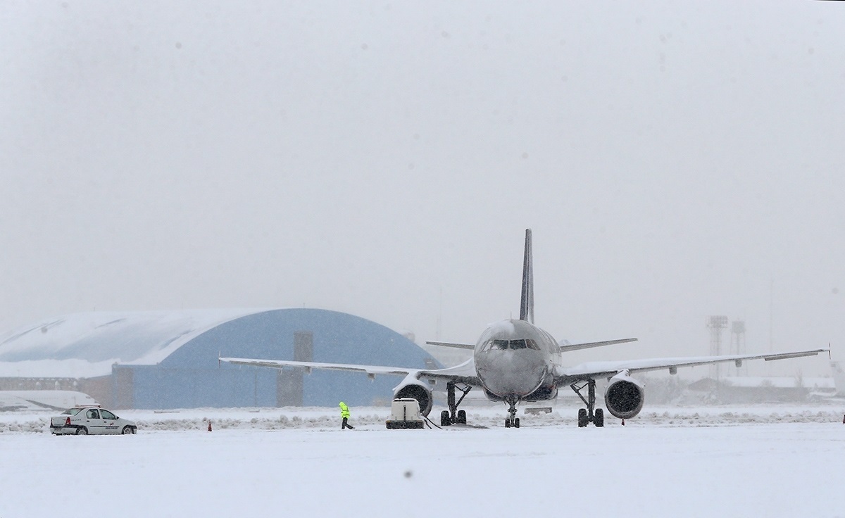 بارش برف، چندین پرواز از مبدا فرودگاه مهرآباد را لغو کرد