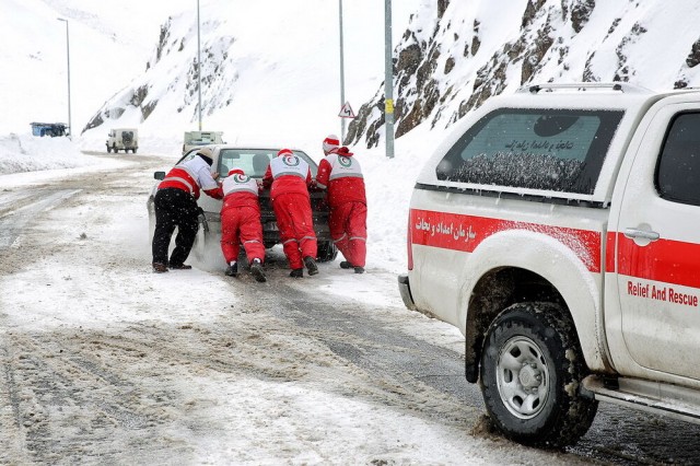 امدادرسانی به بیش از ٣۶٠٠ نفر/ استقرار ۷۰ تیم در محورهای برفگیر لرستان