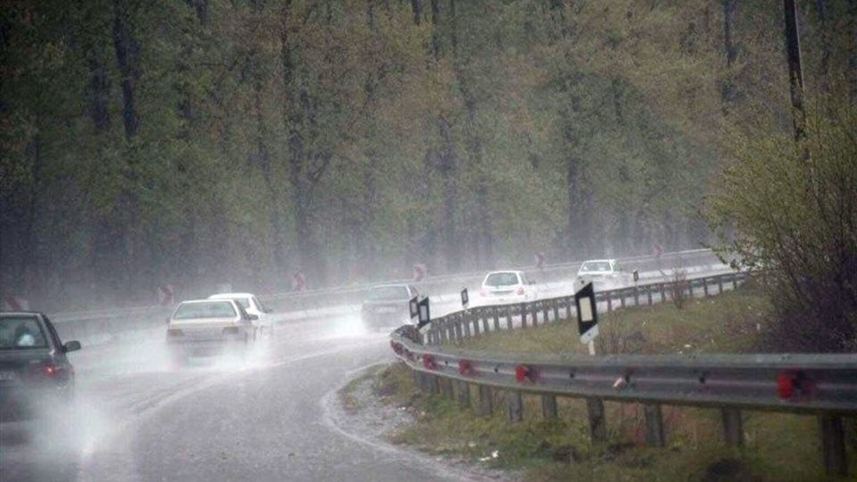 بارش باران در برخی از جاده‌های ۳ استان شمالی/ ادامه انسداد جاده امام‌زاده داوود