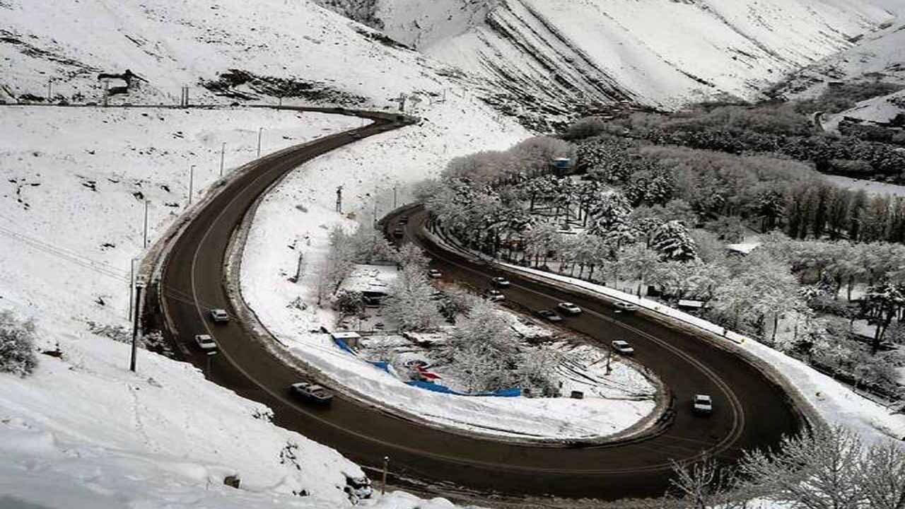 ترافیک روان و کاهش ۱۸.۸درصدی تردد در جاده‌ها/ لزوم بستن زنجیرچرخ در گردنه‌های برفگیر