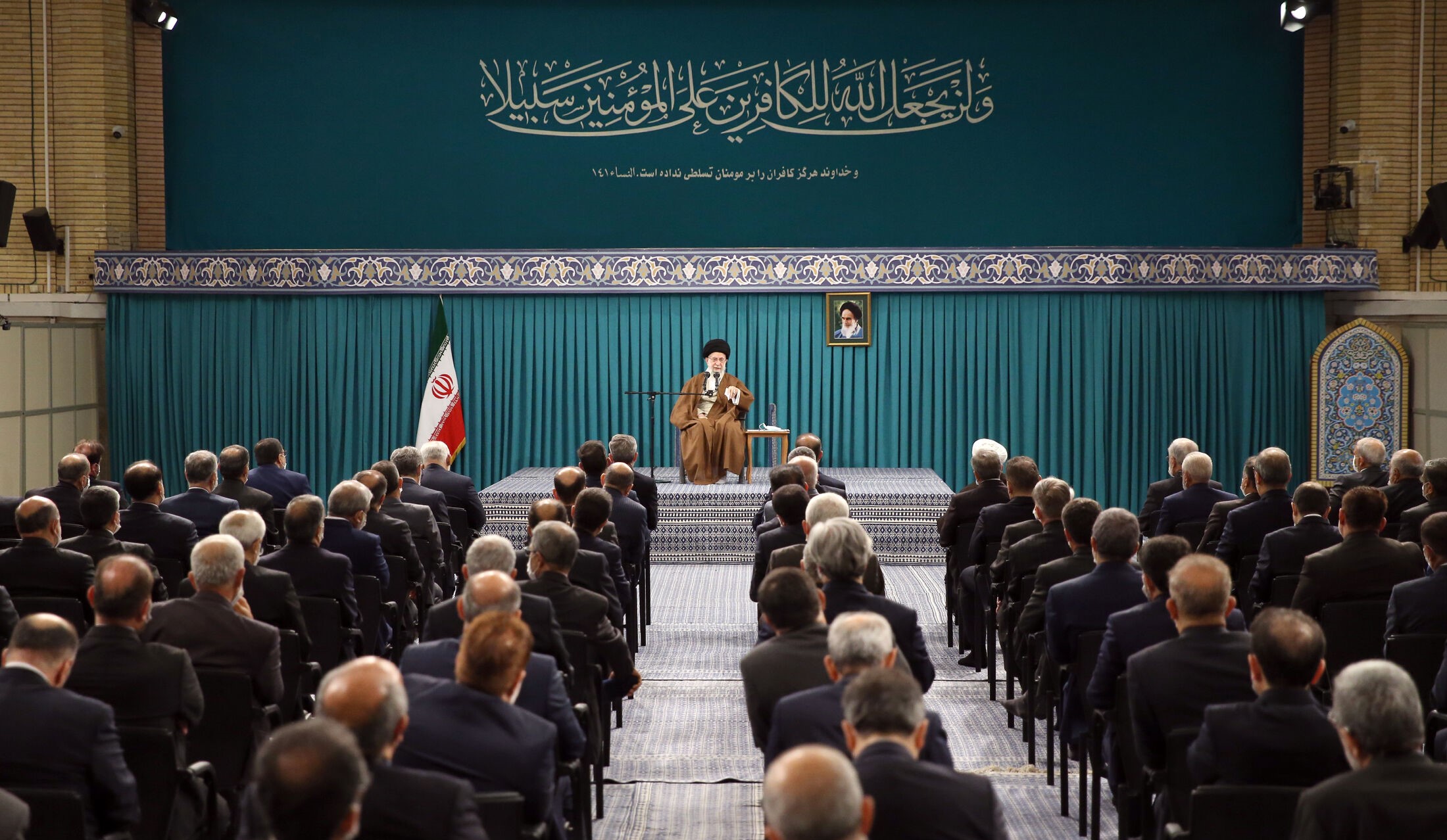 پرهیز از دیپلماسی التماسی، لزوم تعاملات خردمندانه و انعطاف با حفظ اصول