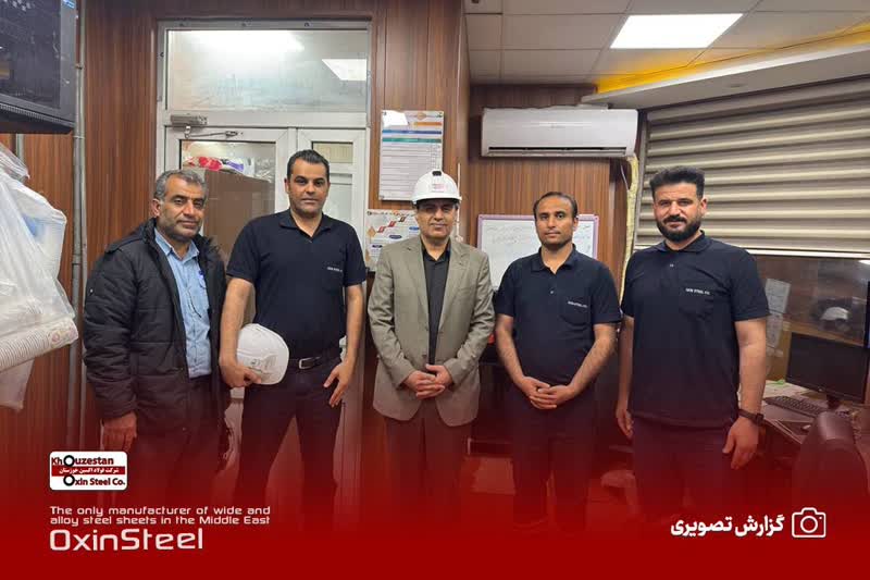 بازدید شبانه مدیرعامل فولاد اکسین از خط تولید / تقدیر از زحمات کارگران و تأکید بر تحقق شعار سال