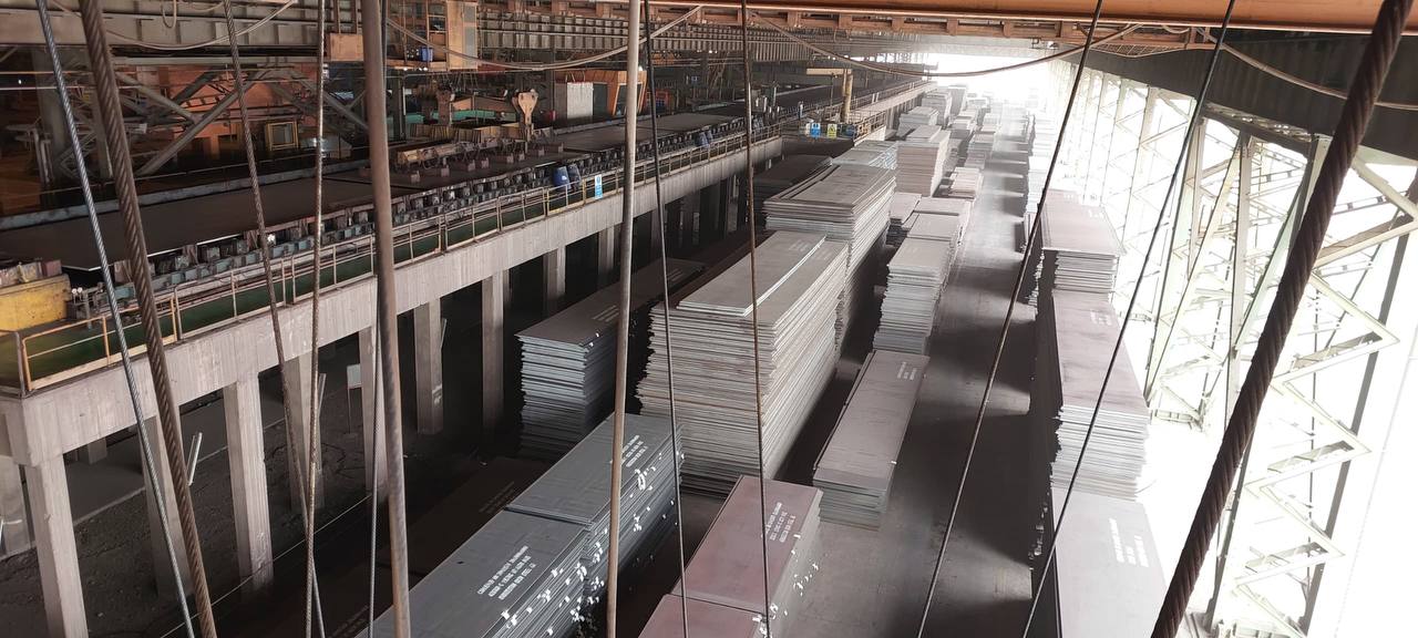 روایت تصویری از روزی به بلندای غیرت؛ تلاش مردان جرثقیل سقفی در فولاد اکسین