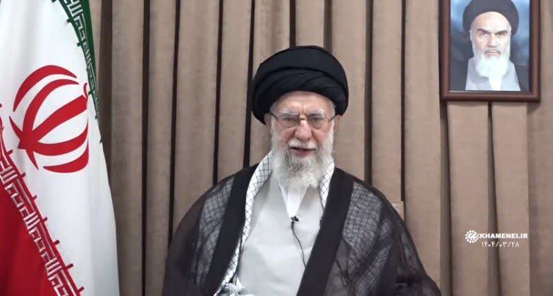 آیت‌الله خامنه‌ای: آمریکایی‌ها بدانند ملت ایران تسلیم‌شدنی نیست و هرگونه ورود نظامی آنها بدون تردید با صدمه جبران‌ناپذیر همراه خواهد بود