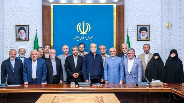 رئیس جمهور در پی انسجام ملی با حضور همه جناح‌ها است/ پزشکیان در کنار مردم