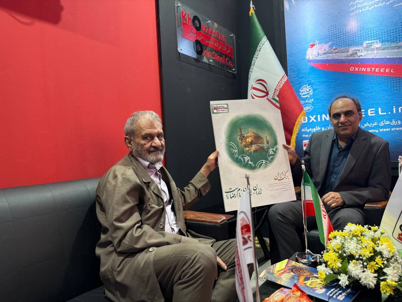 گفتگوی صمیمانه مدیرعامل شرکت فولاد اکسین با دو تن از پیشکسوتان رسانه در نمایشگاه هفته دولت