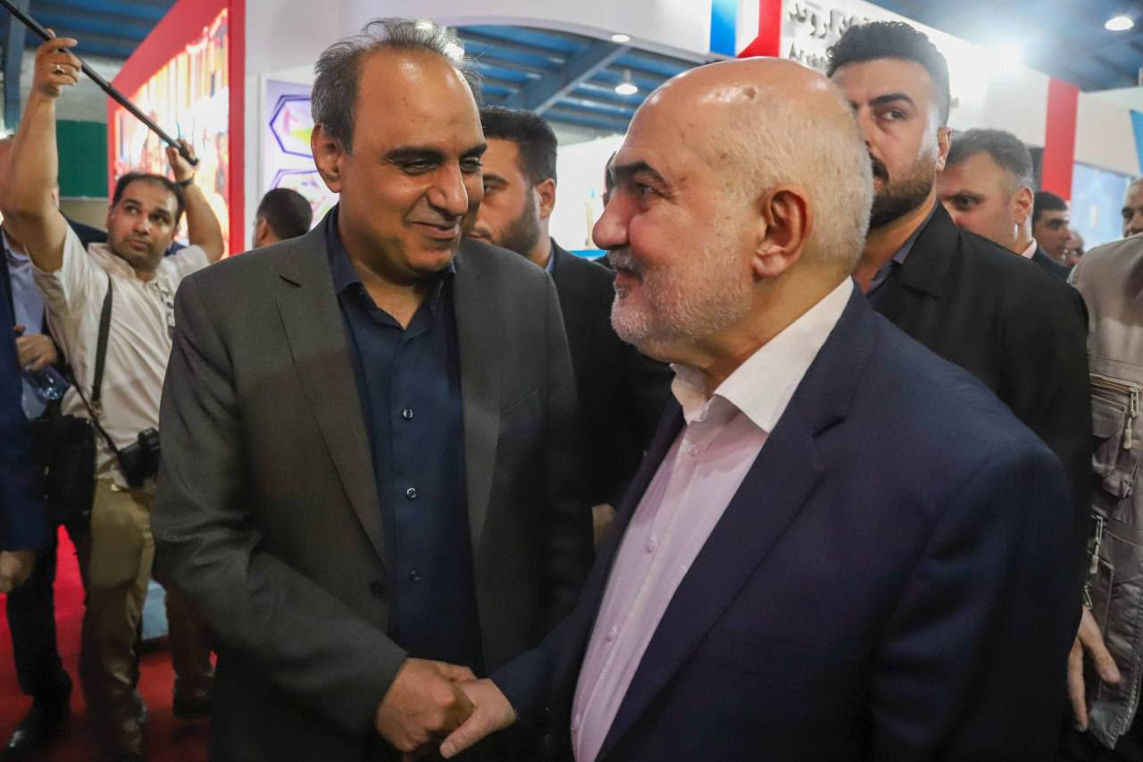 بازدید دکتر موالی‌زاده، استاندار خوزستان، به همراه جمعی از مدیران استان از غرفه فولاد اکسین خوزستان در نمایشگاه هفته دولت