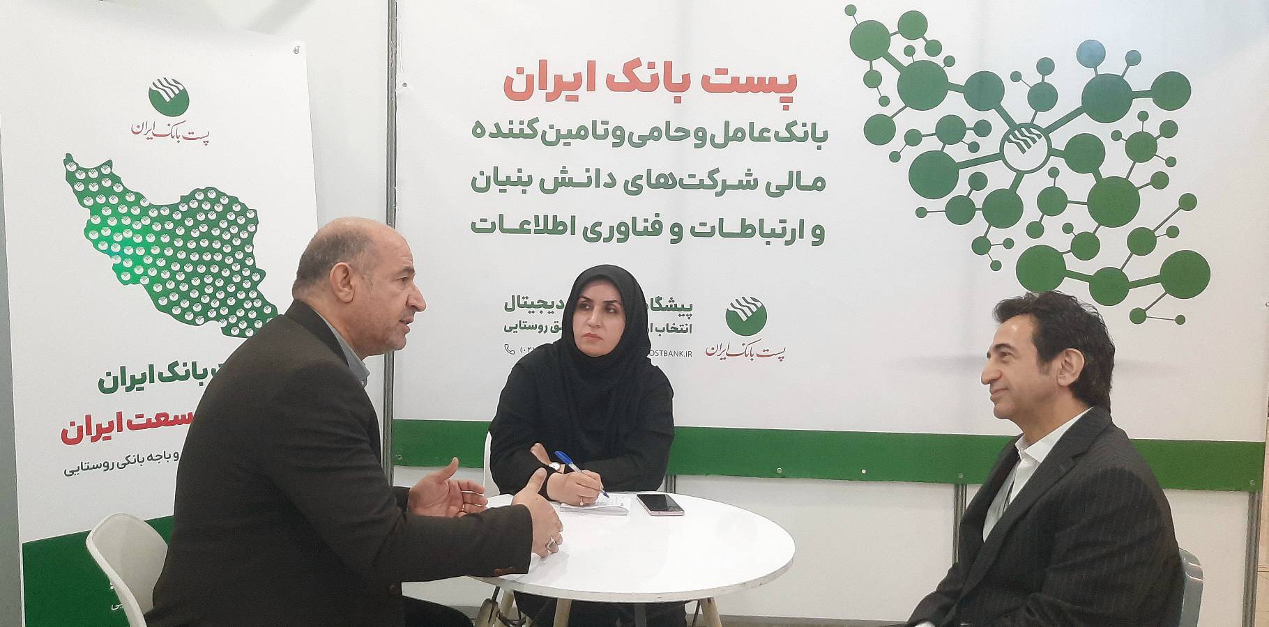 حضور دکتر یاری معاون پژوهشی مرکز پژوهشگاه ارتباطات و فناوری اطلاعات در غرفه پست بانک ایران در نمایشگاه مسابقات فین‌تک