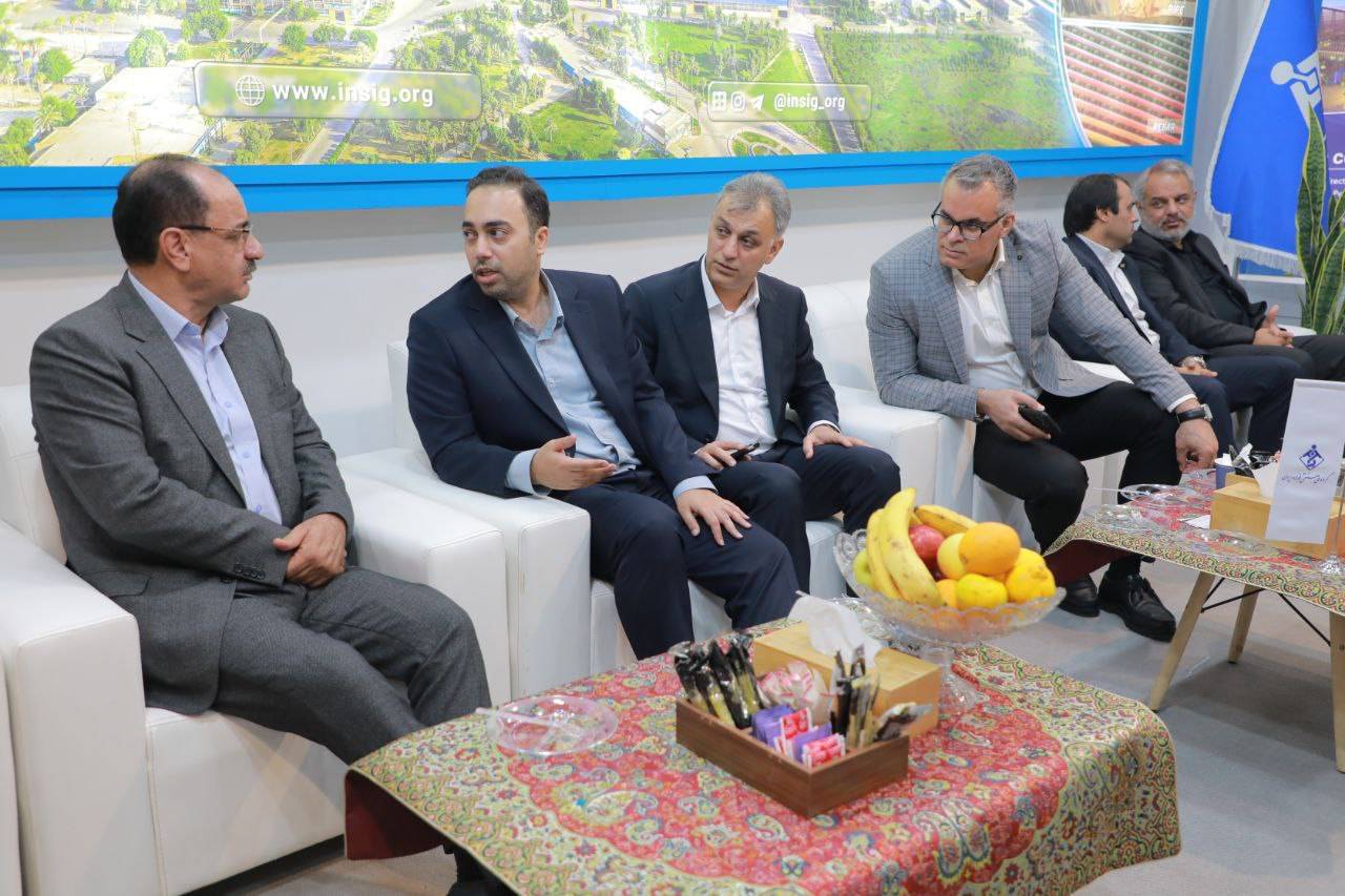 بازدید نایب رئیس و عضو کمیسیون صنایع و معادن مجلس شورای اسلامی از غرفه گروه ملی صنعتی فولاد ایران