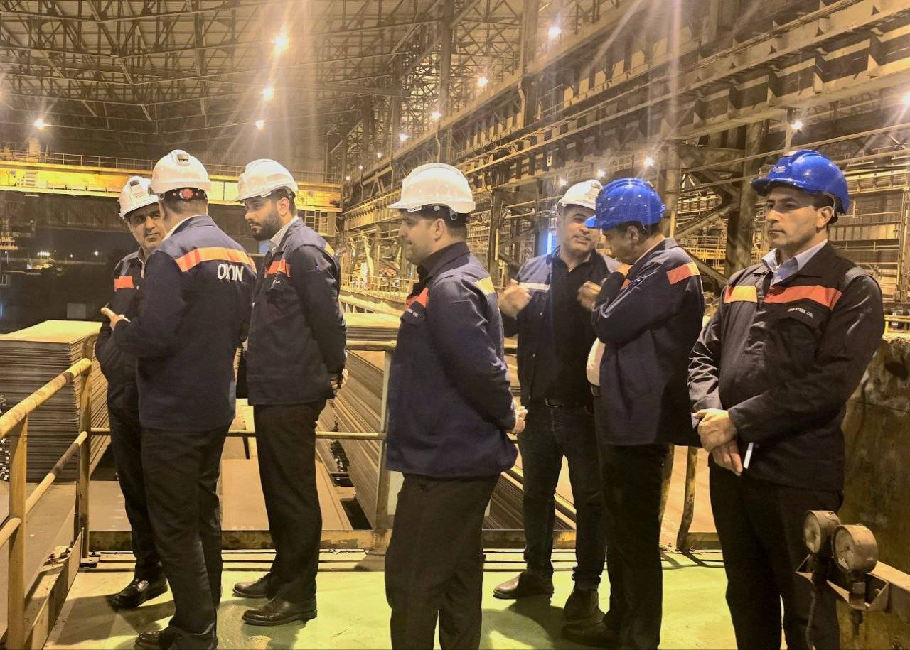 بازدید سرزده مدیر عامل شرکت فولاد اکسین خوزستان از خط تولید و گفتگو با کارکنان