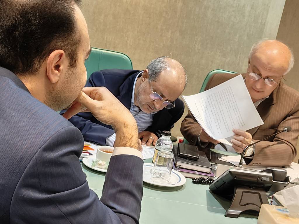 برپایی میز خدمت استان اصفهان با حضور معاون امور معادن و صنایع معدنی وزارت صمت