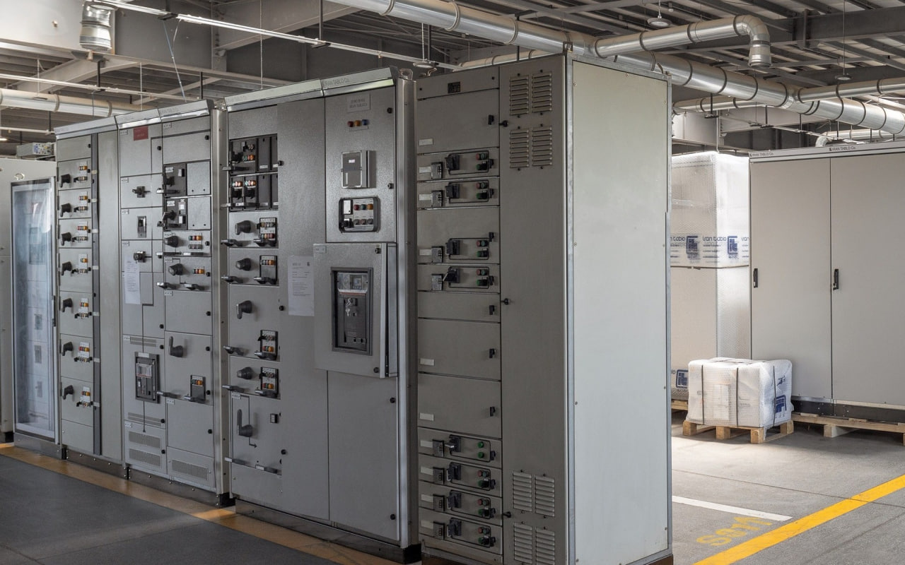 با هدف حمایت از تولید داخل و صرفه‌جویی ارزی انجام شد؛ خرید ۱۷ ردیف تابلوهای برق فشار متوسط فولاد هرمزگان از سازندگان داخلی