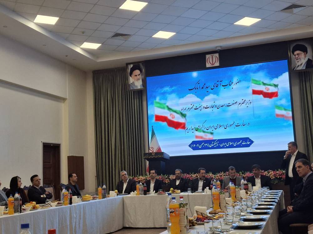 دیدار وزیر صمت با کارکنان سفارت ایران در تاجیکستان/ فعالان اقتصادی دغدغه‌های خود را مطرح کردند