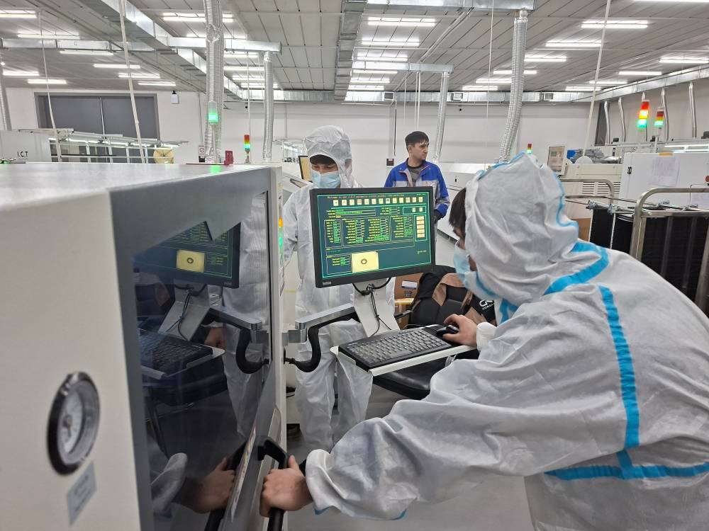 وزیر صمت از واحد‌های تولیدی در دوشنبه تاجیکستان بازدید کرد