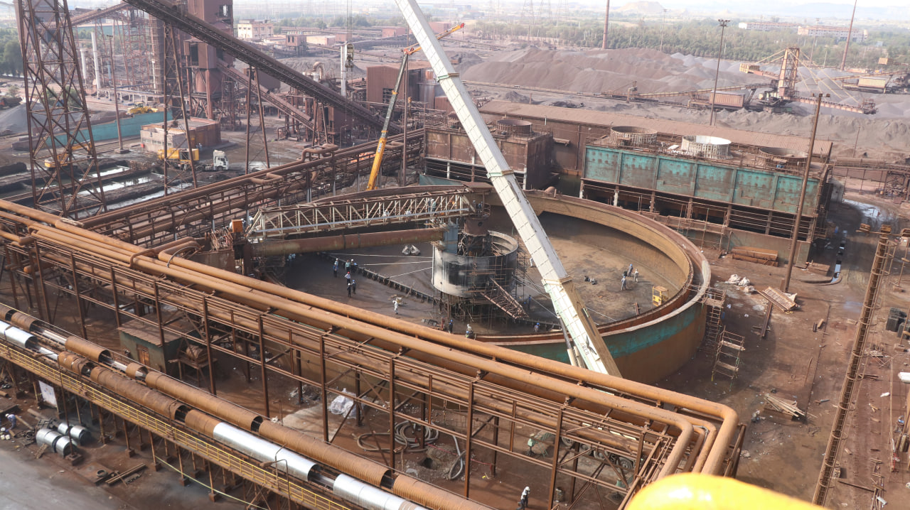 برای اولین بار به عنوان اقدامی حیاتی و بی‌سابقه رقم خورد؛ تعویض سازه استراکچر فلزی تیکنر و پارویی در فولاد هرمزگان، گامی مهم در جهت پایداری تولید