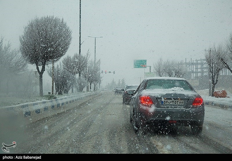 بارش برف و باران در محورهای ۱۳ استان/ تردد در جاده‌های شمالی روان است