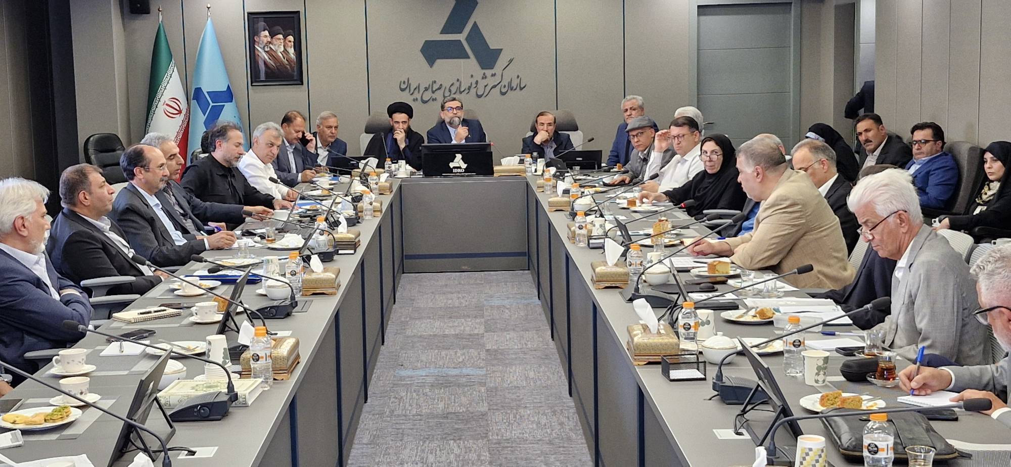 بررسی چالش‌های زنجیره تولید خودرو با حضور معاون وزیر صمت و اعضای کمیسیون صنایع؛