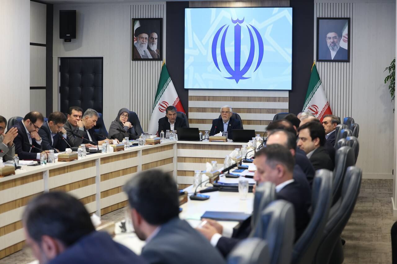 عارف: در کنار تهدیدها، ظرفیت‌های کشور را هم ببینیم/ از مشکلات عبور می‌کنیم