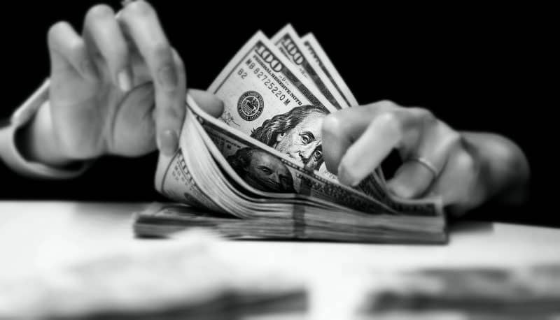 همتی: نرخ دلار بازهم کاهش می یابد